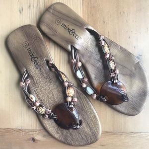 mix&co. Mermaidcore 6 brown & gold flip flop with shell like beads